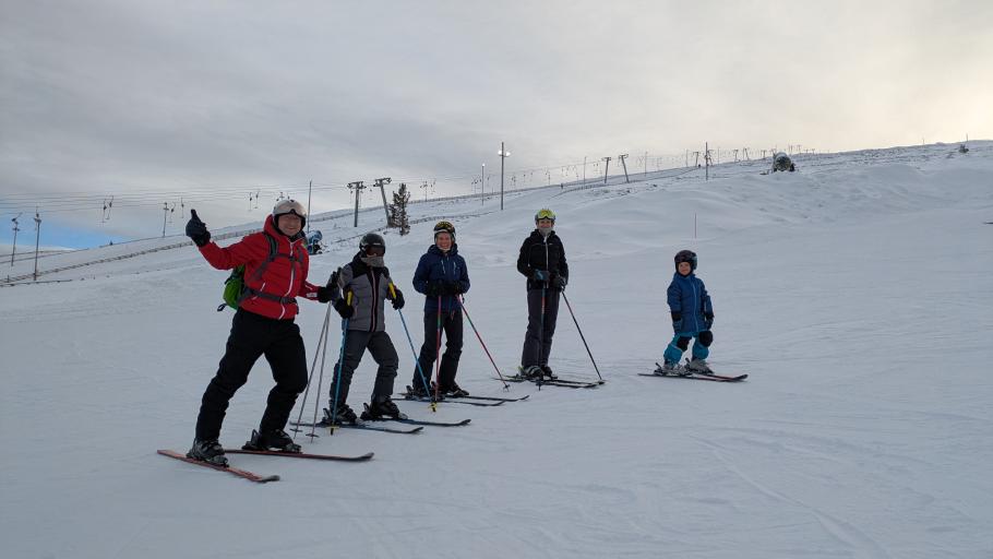 Geschafft. Dick eingemummelt geht es erst einmal auf den Übungshang.