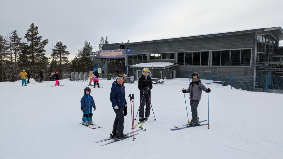 Am Lift gibt es hier keine Schlangen und die Skifahrer verteilen sich auf etliche Pisten
