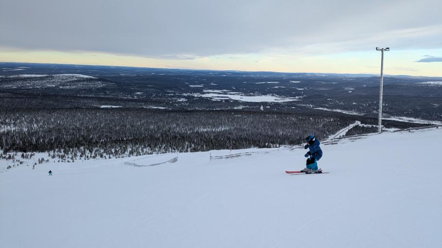 Vom Gipfel gibt es eine tolle Aussicht. Aber nur rote Pisten ins Tal.
