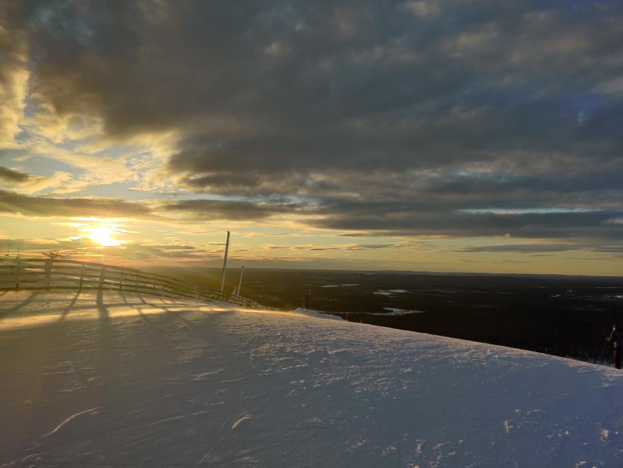 Die tiefstehende Sonne hat es kaum durch die Wolken geschafft und geht schon bald wieder unter