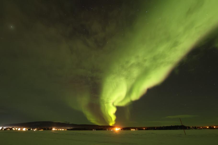 Inzwischen überstrahlen die Nordlichter fast die künstliche Beleuchtung am Ufer