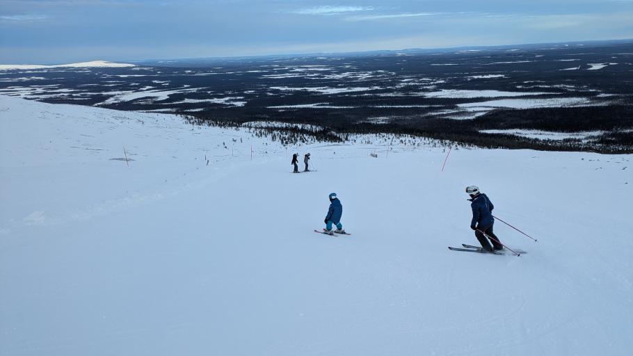 Mattis fährt heute rassant die rote Piste runter. Ich komme kaum hinterher, um ein paar Fotos zu machen