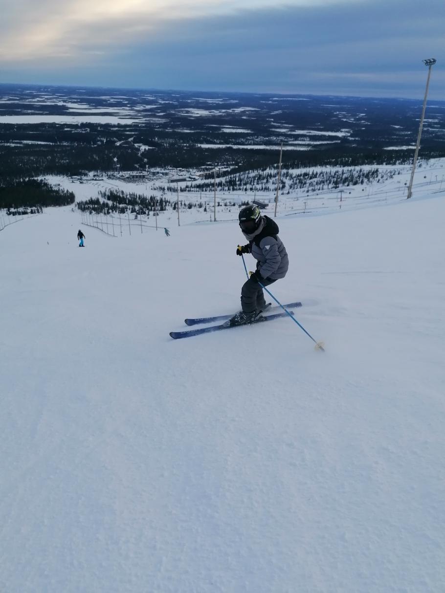 Felix düst mit Anke die rote Piste runter