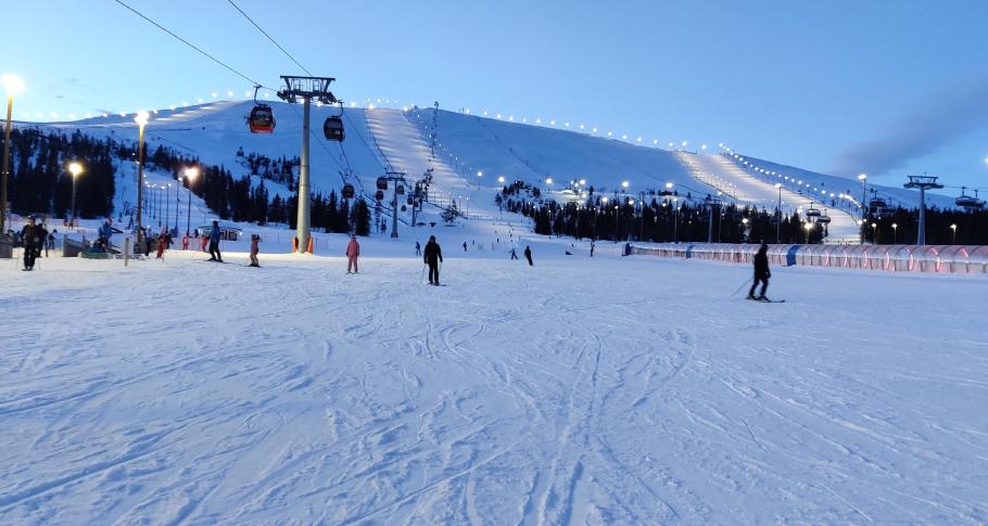 Einige Lifte sind noch ein paar Stunden an, so dass man auf beleuchteten Pisten fahren kann.