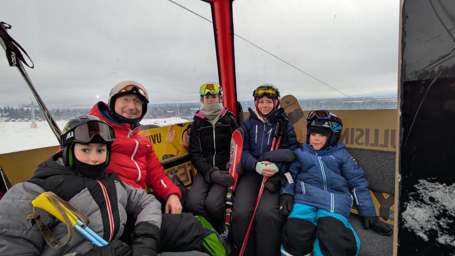 Im Gondel-Lift geht es bis ganz auf den Berggipfel