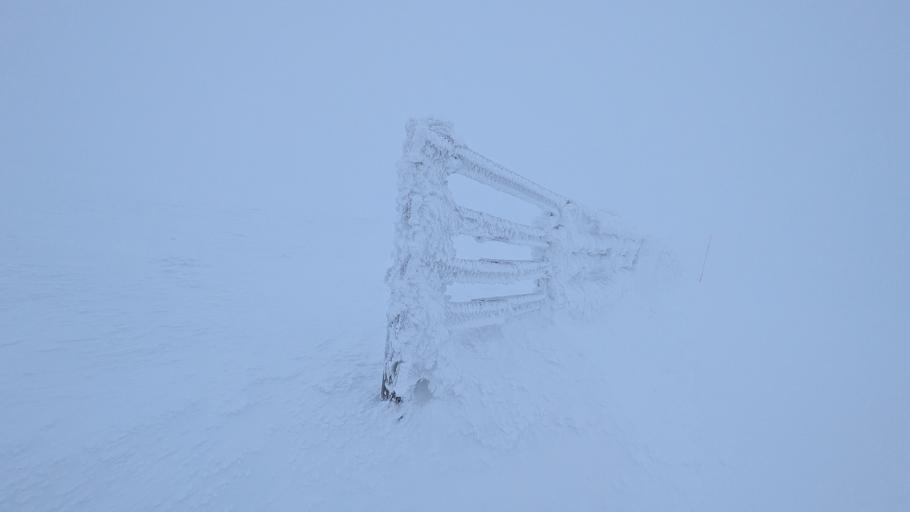 Solide, gut sichbare Zäune trennen die Piste vom Rest des Berghanges