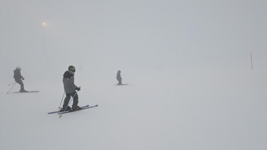 Am Nachmittag zieht es noch mehr zu. Zum Glück gibt es die roten Stäbe am Rand der Piste.