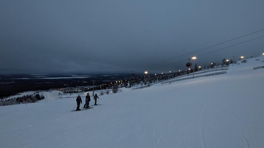 Am Abend sind die Pisten schön beleuchtet