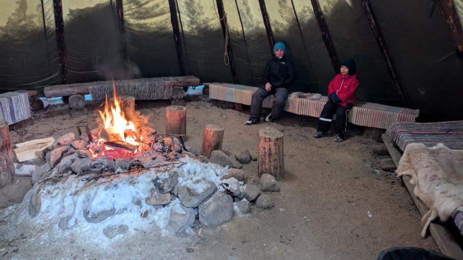 Draußen vor dem Café steht ein landestypisches Zelt mit Feuerstelle