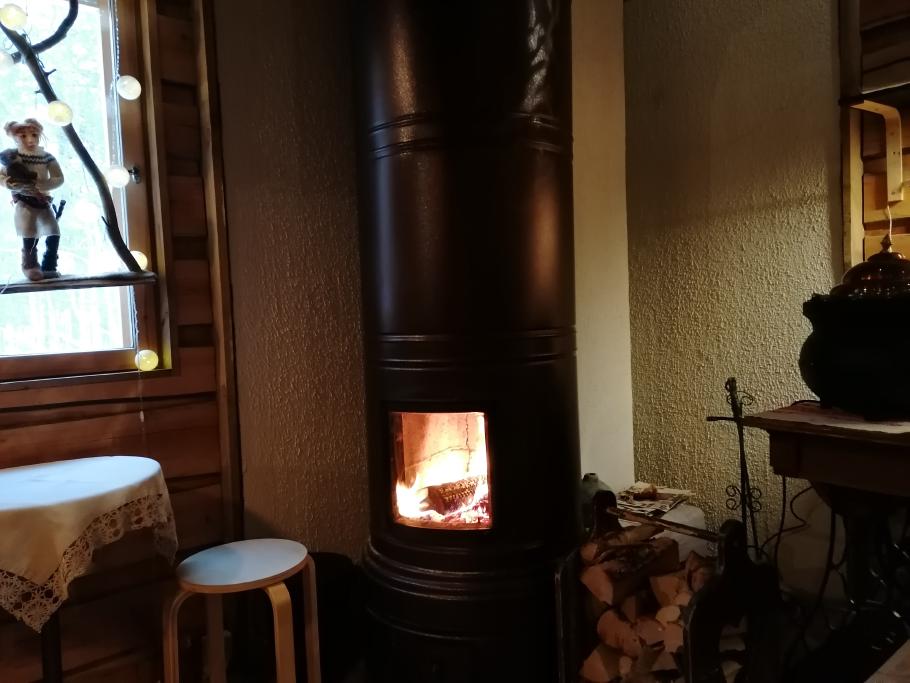Drinnen wirft der Ofen ordentlich Wärme