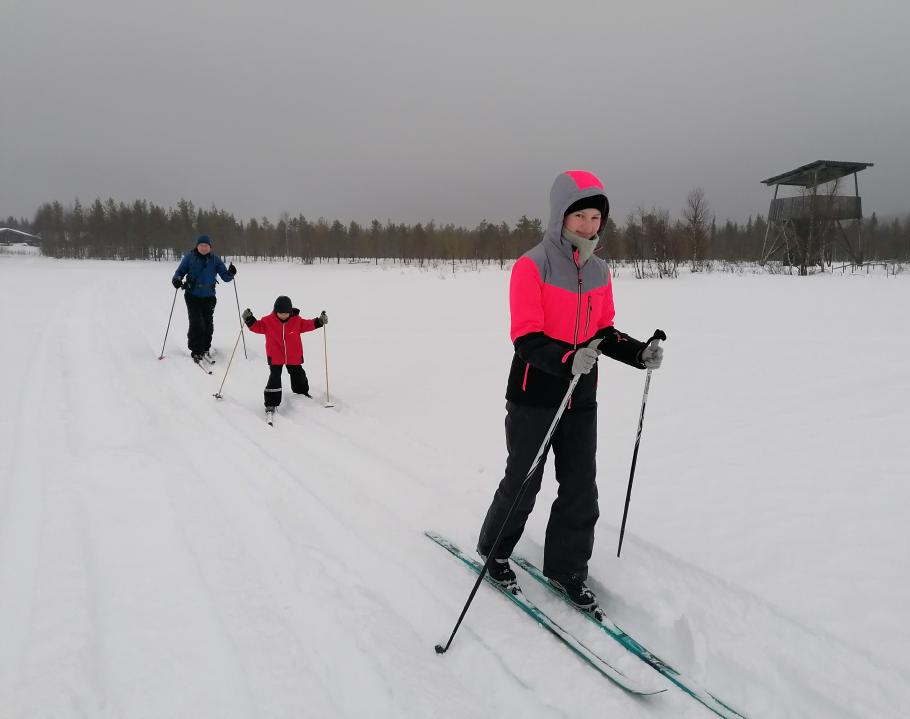 Auf der anderen Seite des Sees ist das Hotel