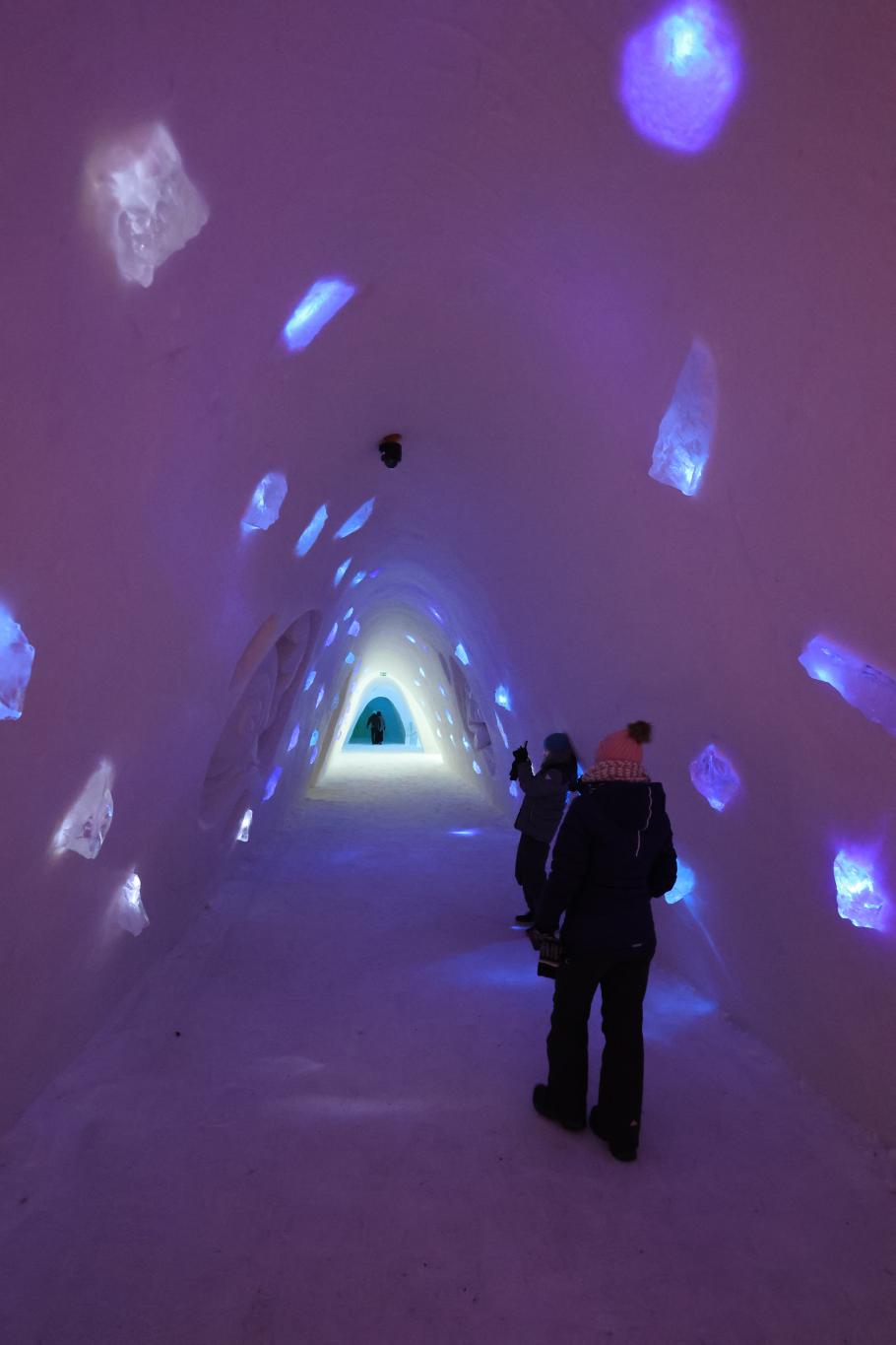 Der Eingangsbereich ist effektvoll beleuchtet