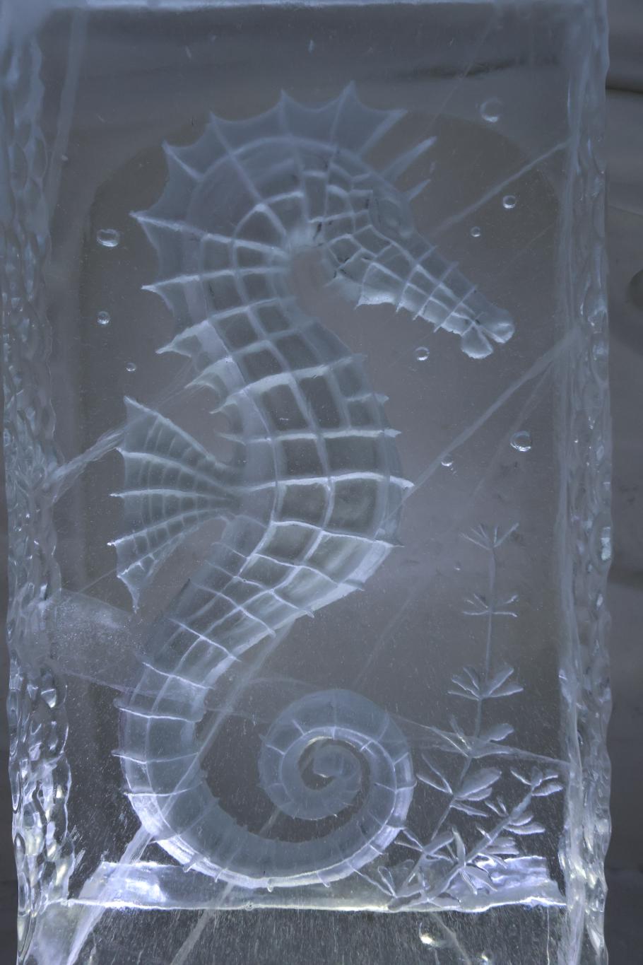 Die Figuren sind von hinten ins Eis eingearbeitet und mit Schnee ausgefüllt