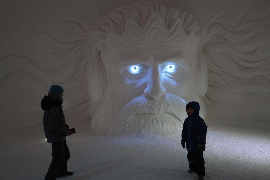 Beim Eis-DJ läuft gerade Techno