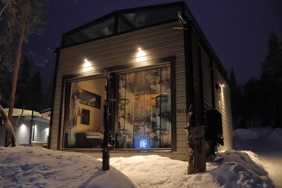 Das Haus ist schon gemütlich beleuchtet und gut geheizt