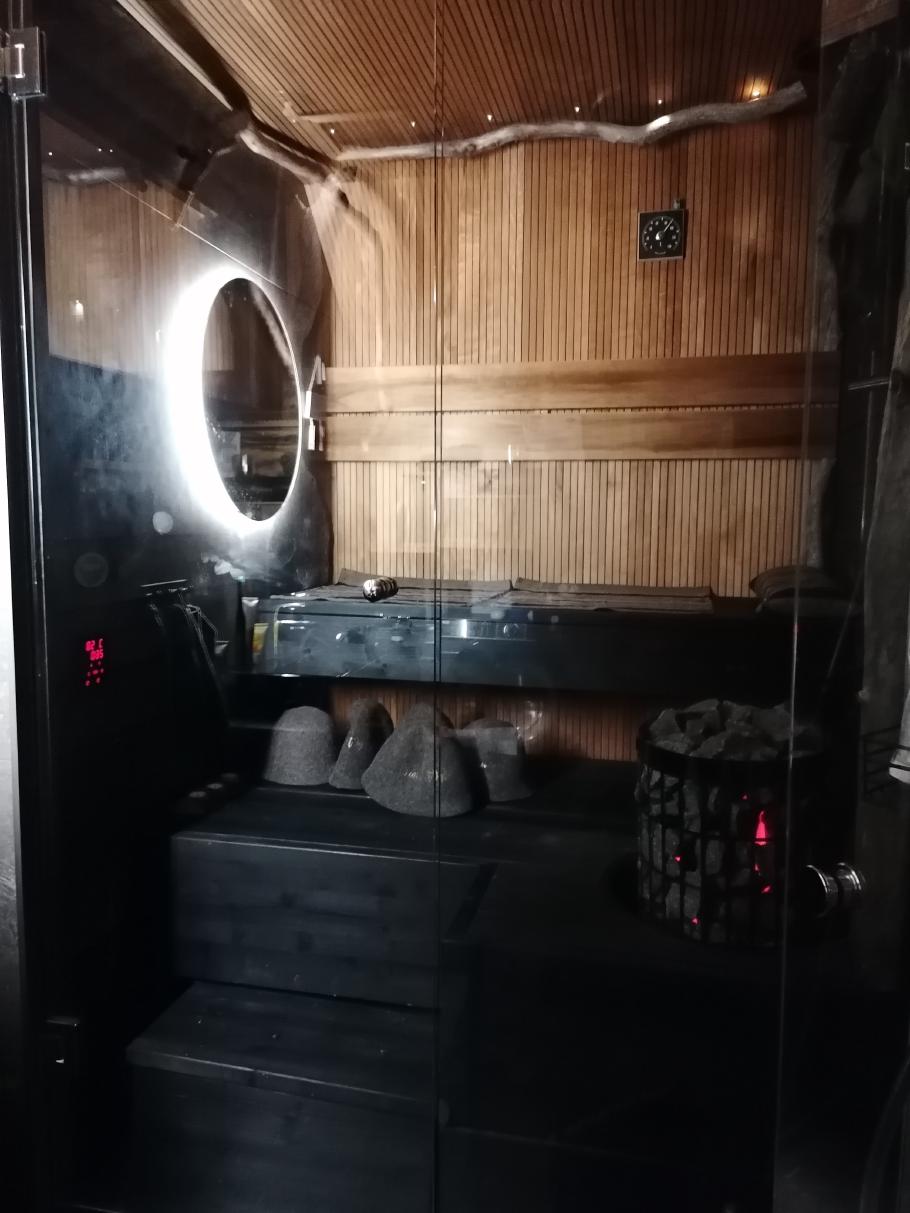 Im Bad gibt es sogar eine kleine Sauna