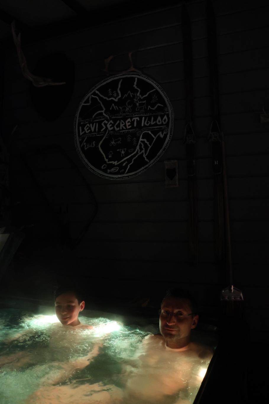 Nach der Sauna hüpfen wir in den beheizten Whirlpool auf der Terrasse