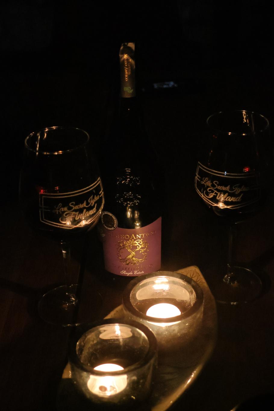 Der Tag endet mit einem guten Tropfen, den wir extra von zu Hause mitgenommen haben