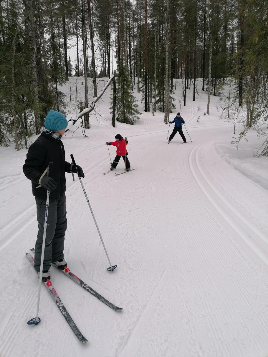 Mattis übt bergab bremsen.