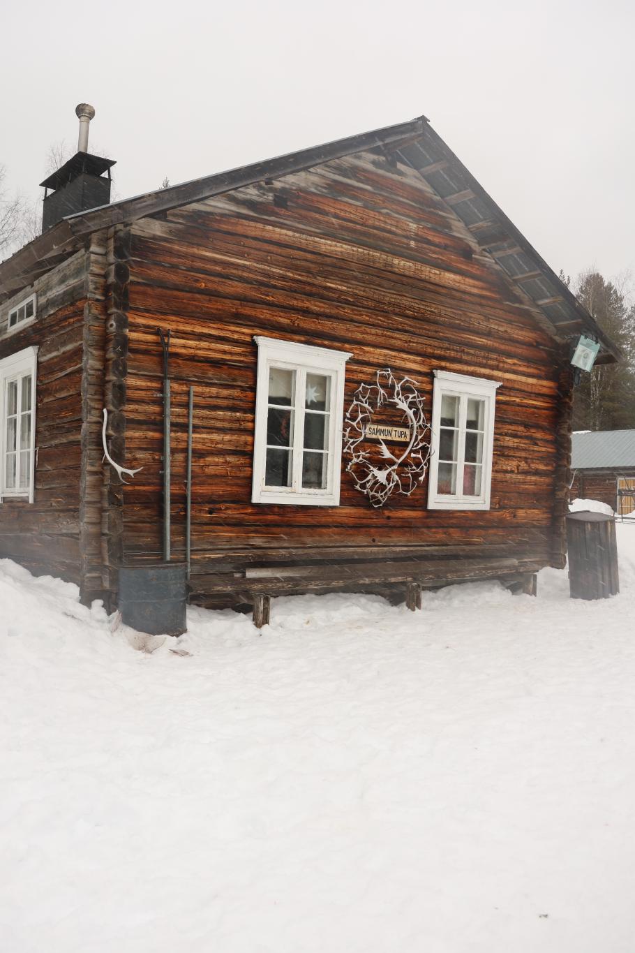 Das Café, in dem wir einkehren, liegt direkt in einer Rentierfarm
