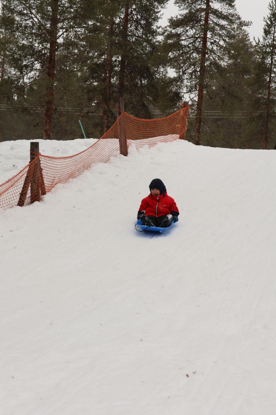 Während Anke, Annabell und Felix Kakao schlürfen, geht Mattis lieber auf den Rodelhang