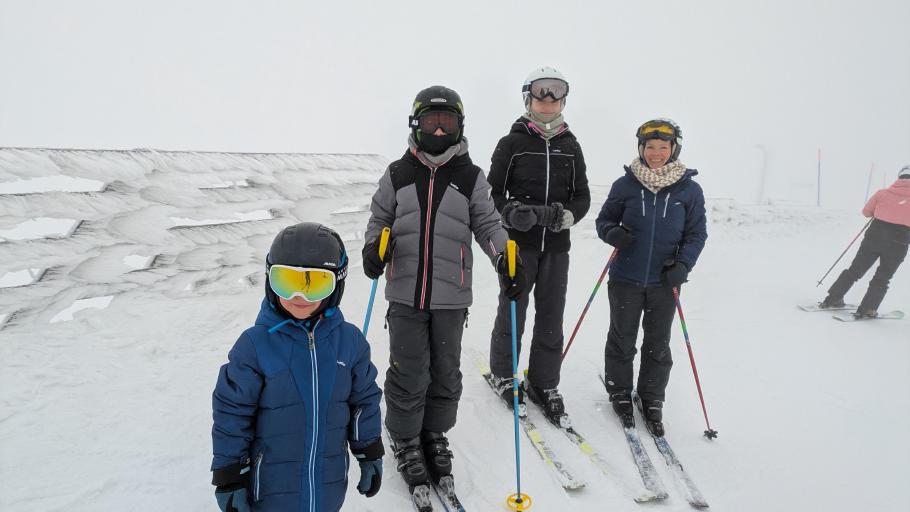 Der Berggipfel steckt tief in den Wolken