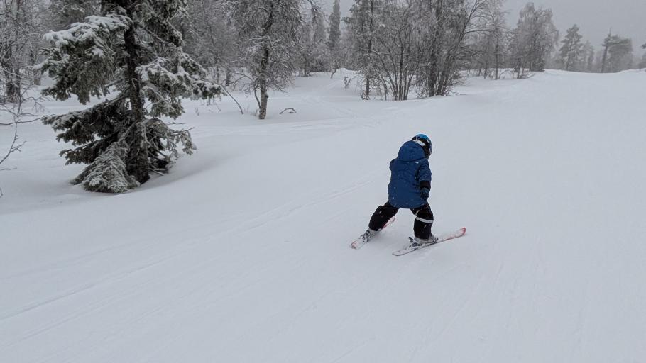 Nach dem Mittag übt Mattis skaten