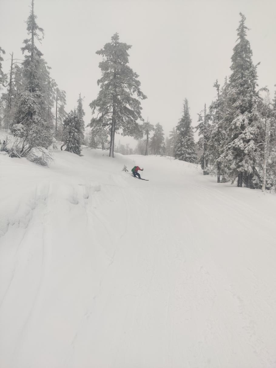 Beim fotografieren bin ich rückwärts in der Schneewehe stecken geblieben. Annabell hilft mir, indem sie von weitem Fotos macht