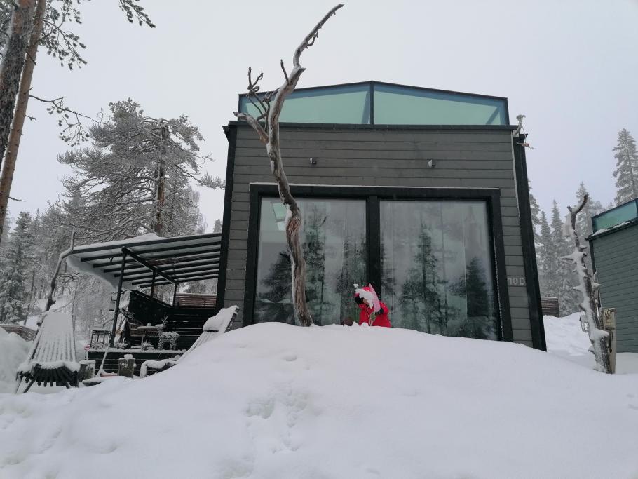 Als wir loswollen, fängt Mattis plötzlich an, Schnee zu schippen