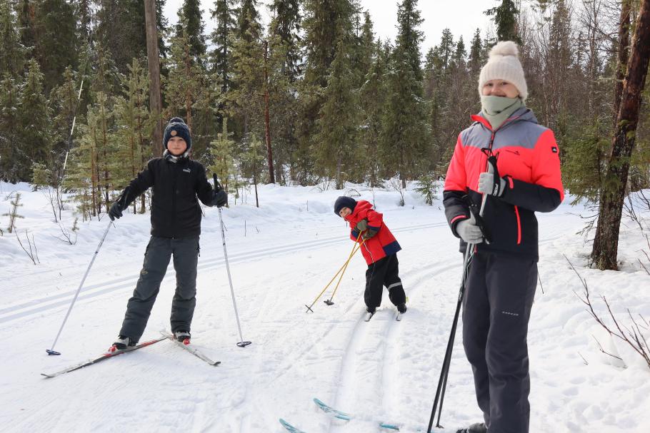 Als wir starten, scheint uns die Sonne ins Gesicht. Ich hole noch schnell die Sonnenbrille aus dem Auto