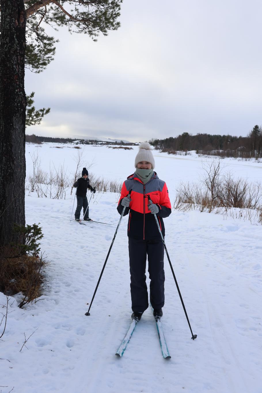 Den breiten zugefrorenen Fluss im Hintergrund wollen wir heute mehrfach überqueren