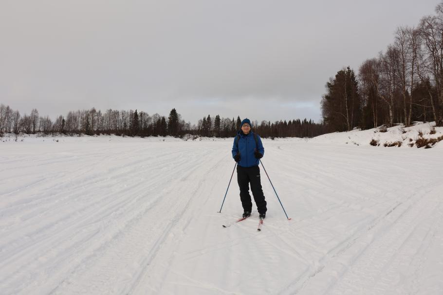 Im Hintergrund sind Spuren der Schneemobile, mit denen die Anwohner den Fluss entlang heizen