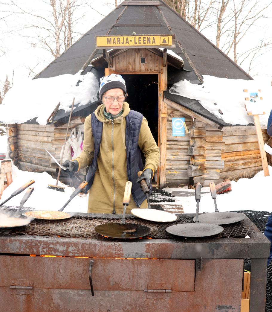 Marja-Leena backt hier selbst auf 7 Pfannen gleichzeitig