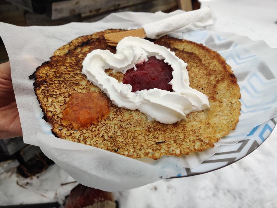 Eierkuchen mit Erdbeer- und Moltebeer-Marmelade und viel Sahne