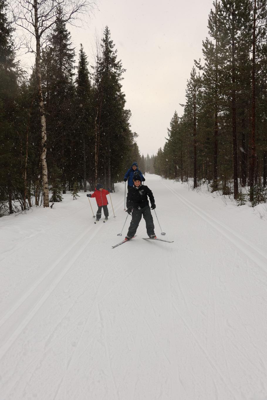 Nach dem Essen geht es weiter. Es fängt herrlich an zu schneien