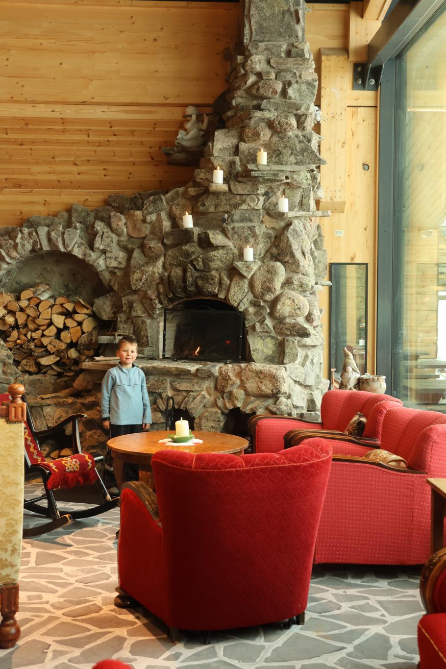 Drin ist es echt gemütlich. Der “Natursteinboden” ist kuscheliger Teppich