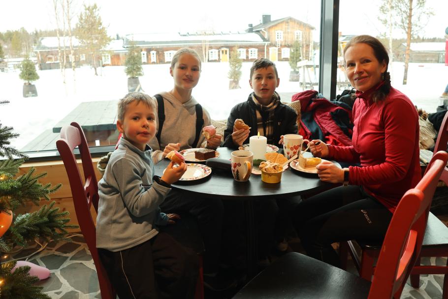 Kaffeetrinken. Das auf meinem Platz ist auf keinen Fall ein großer Berg Eiscreme!