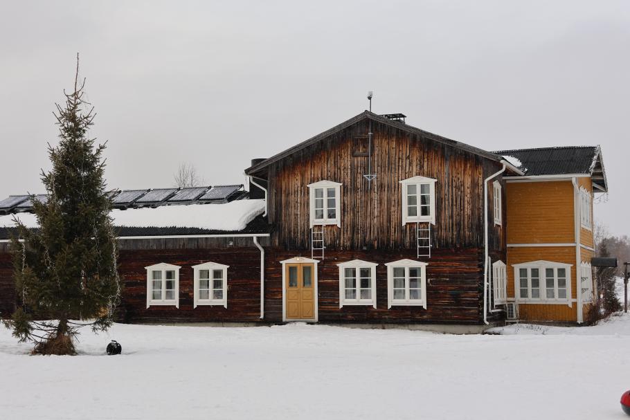 Die allgegenwärtigen Holzhäuser strahlen eine urige Wärme aus