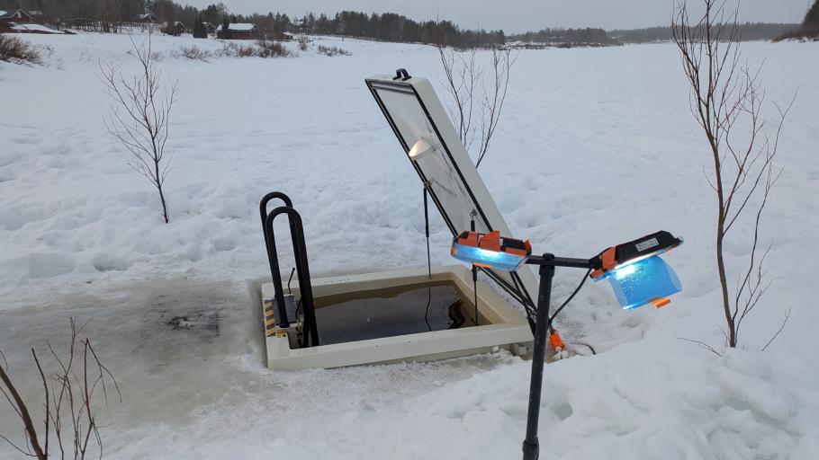 Durch die Eisdecke geht es ganz professionell mit einer Luke