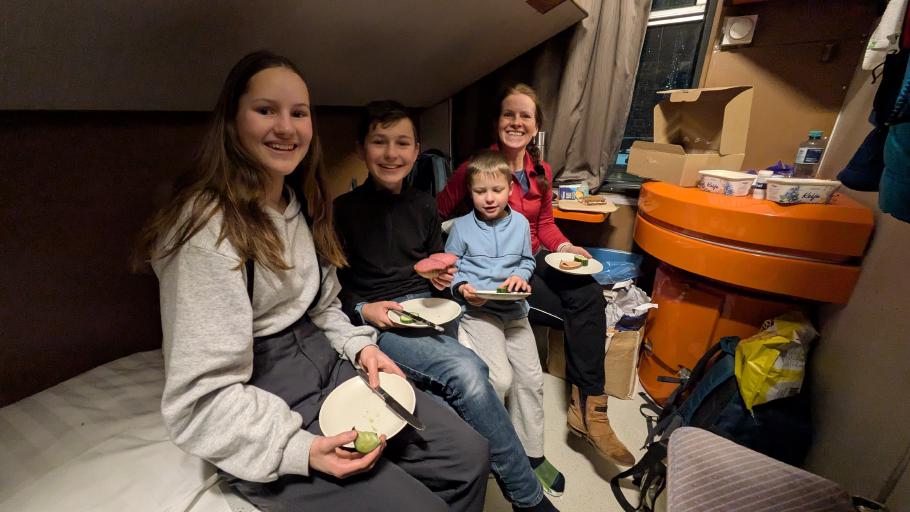 Abendbrot gibt’s im Abteil. Ja, Mattis bekommt auch noch eine Salamischnitte.