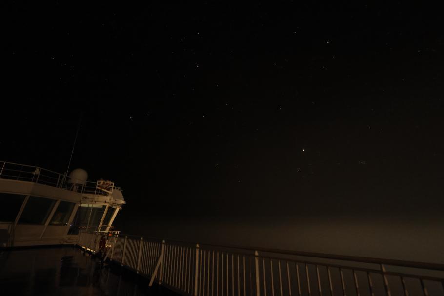 Keine Nordlichter, aber sternenklare Nacht mit Nebel über der Ostsee