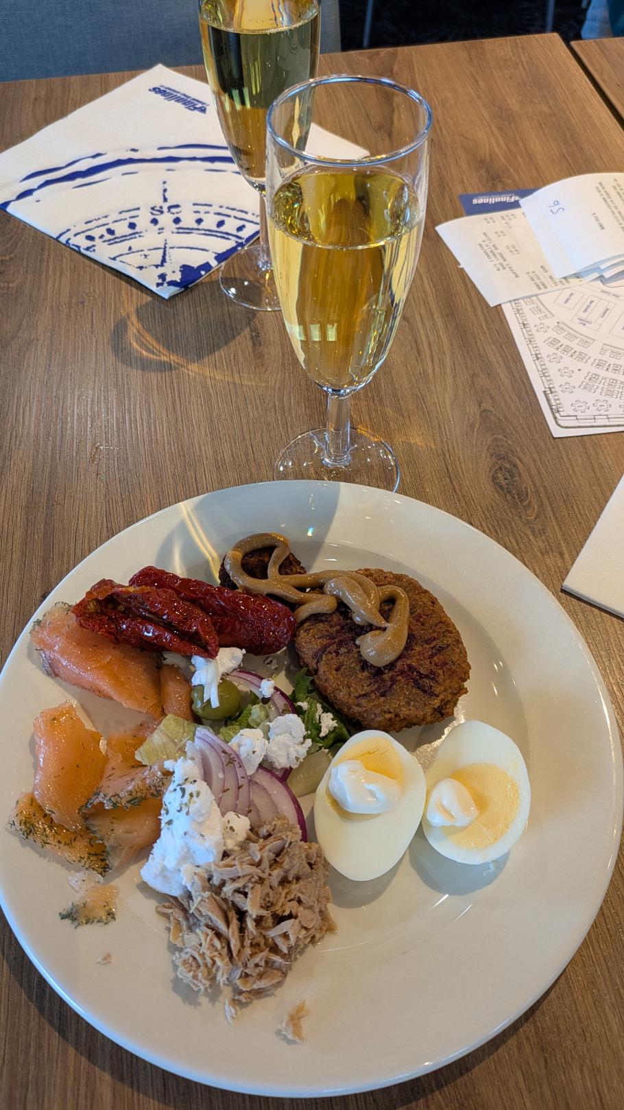 Herzhaftes Frühstück mit einem Glas Sekt