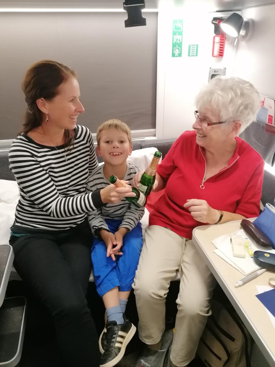 Anke stößt mit der Oma auf den Urlaub an