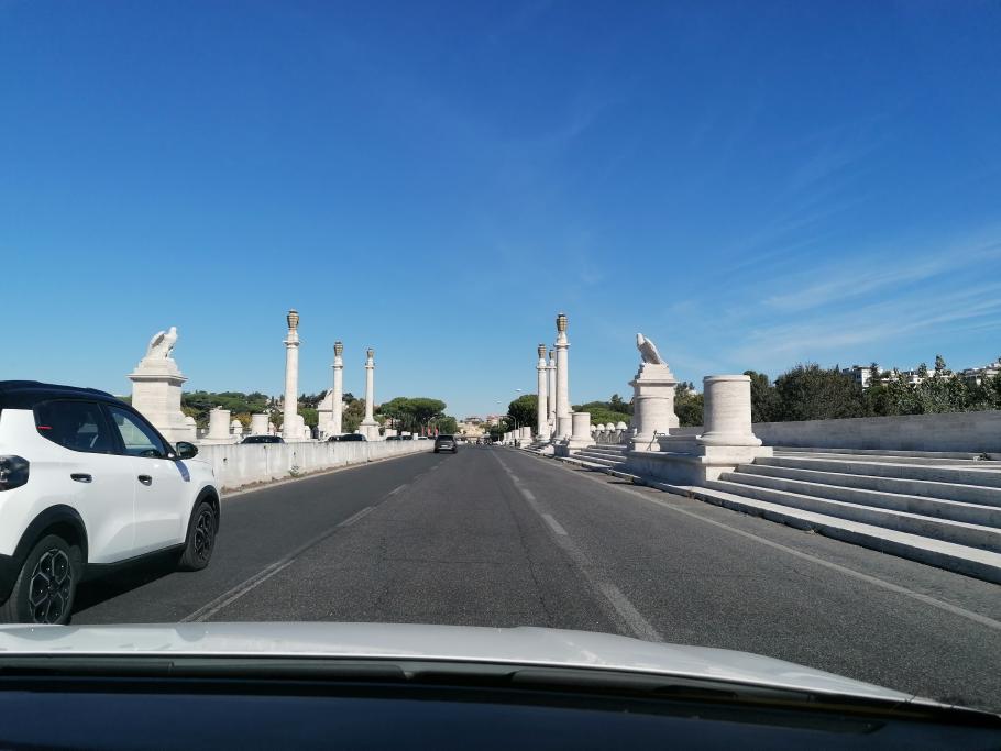 Wir überqueren die beeindruckende Brücke “Ponte Flaminio”