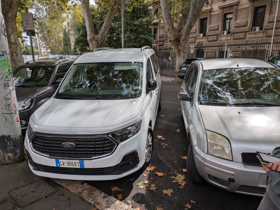 Großes Auto, kleiner Parkplatz. Anke hat geschaut, dass ich nicht anecke, während die Römer hinter mir gehupt haben, damit ich schneller einparke
