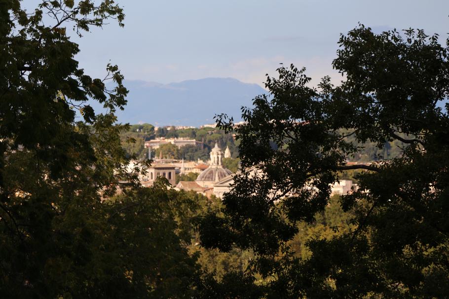 Die Abendsonne strahlt die alten Gebäude in Rom perfekt an