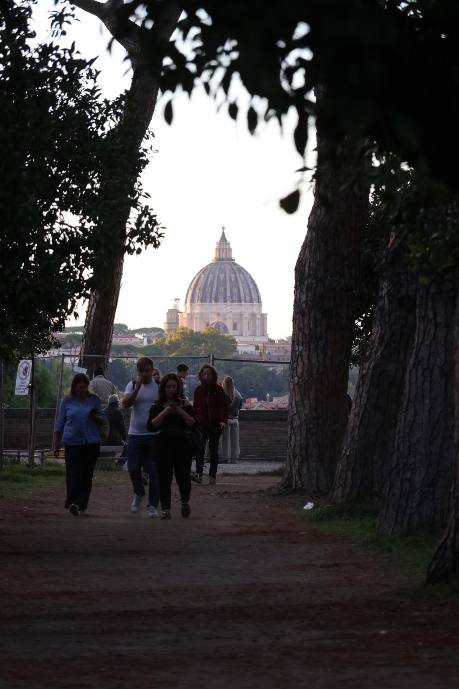 Ein Stück weiter ist der Petersdom auch ohne Schlüselloch zu sehen