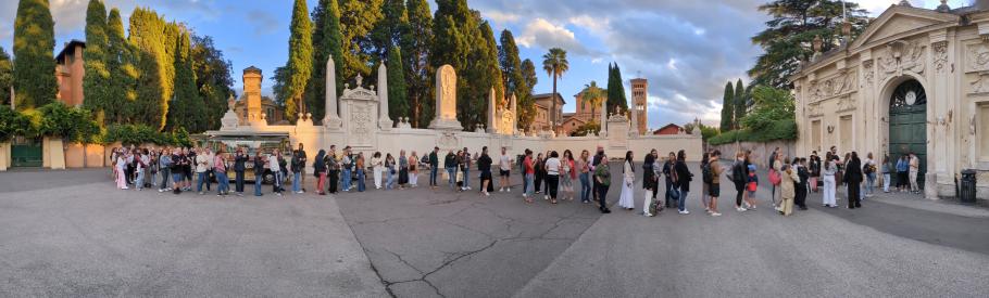 Am Schlüsselloch mache ich ein Panorama. Anstellen wollen wir uns da nicht