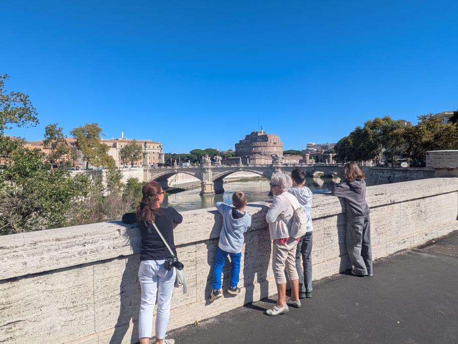 Von der Brücke aus haben wir einen schönen Blick auf die Engelsburg