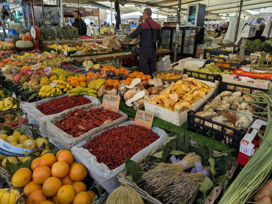 Obst und Gemüse sind toll arrangiert